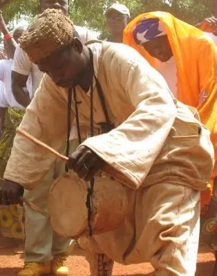 Joueur de Tamtam des forgerons à Bananso, peuple duun du Mali.